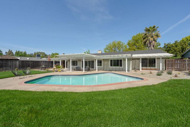 3210 Fieldcrest Dr, Sacramento, CA 95821