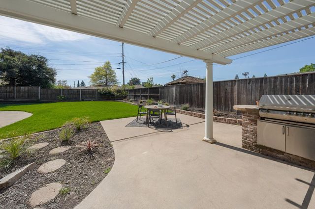 3210 Fieldcrest Dr, Sacramento, CA 95821