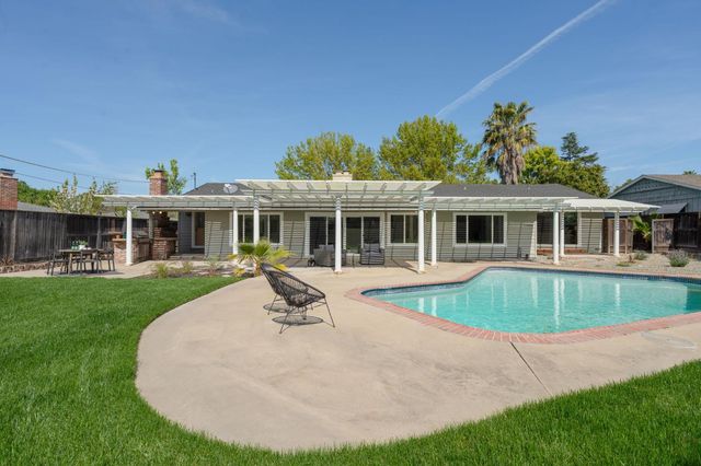 3210 Fieldcrest Dr, Sacramento, CA 95821