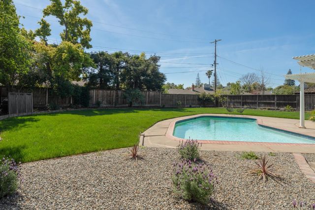3210 Fieldcrest Dr, Sacramento, CA 95821