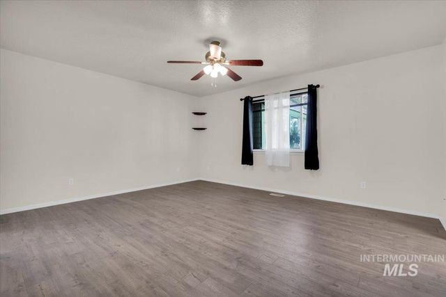 555 W Mulberry Loop, Nampa, ID 83686