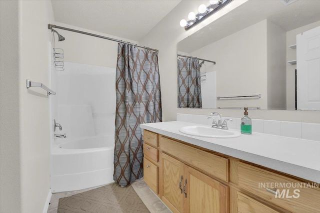 555 W Mulberry Loop, Nampa, ID 83686