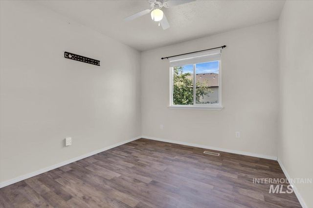 555 W Mulberry Loop, Nampa, ID 83686