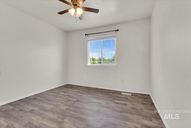 555 W Mulberry Loop, Nampa, ID 83686