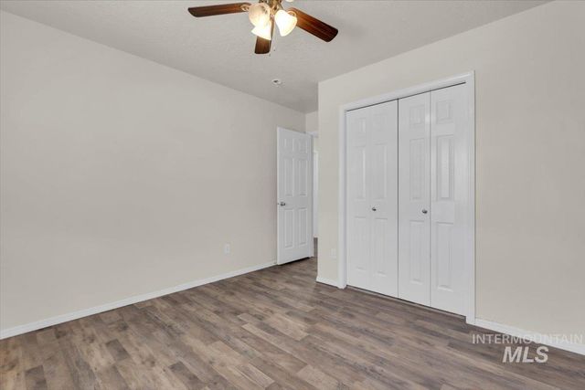 555 W Mulberry Loop, Nampa, ID 83686