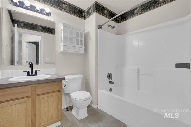 555 W Mulberry Loop, Nampa, ID 83686