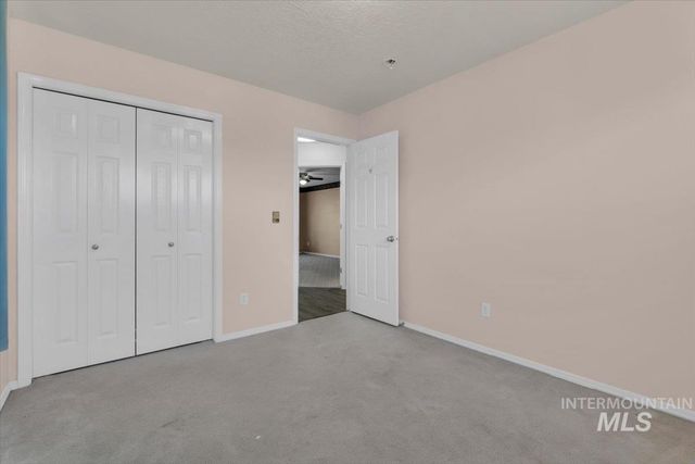 555 W Mulberry Loop, Nampa, ID 83686