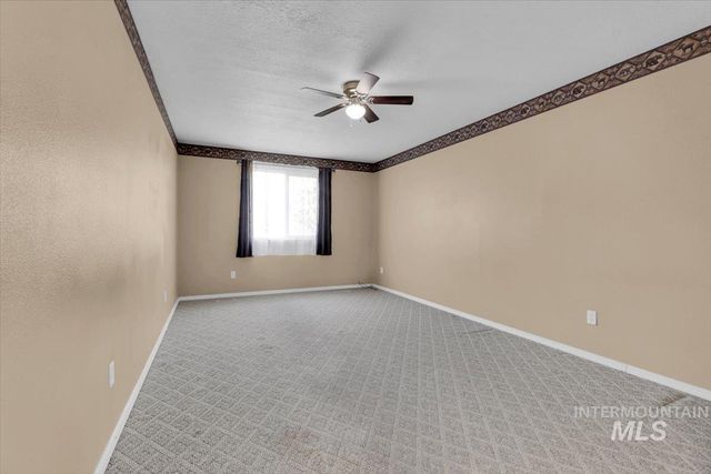 555 W Mulberry Loop, Nampa, ID 83686
