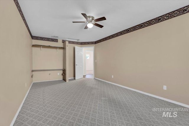 555 W Mulberry Loop, Nampa, ID 83686