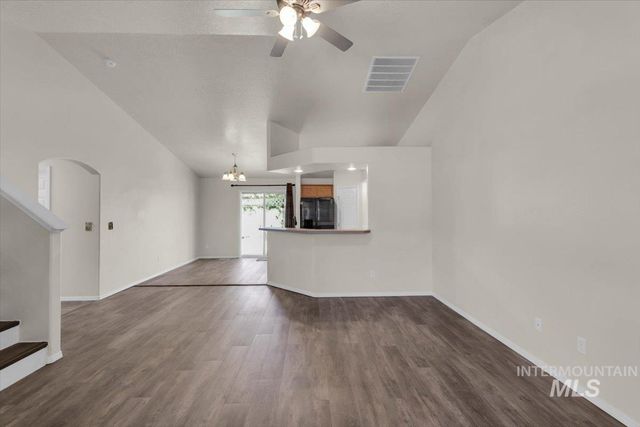 555 W Mulberry Loop, Nampa, ID 83686