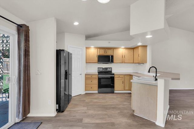 555 W Mulberry Loop, Nampa, ID 83686