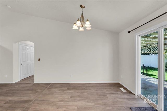 555 W Mulberry Loop, Nampa, ID 83686