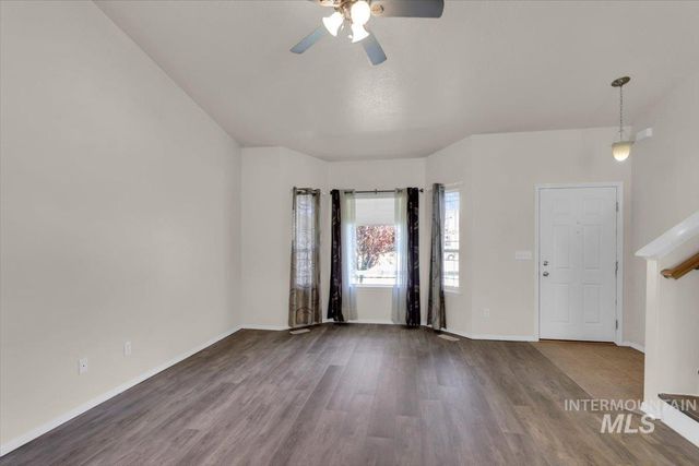555 W Mulberry Loop, Nampa, ID 83686