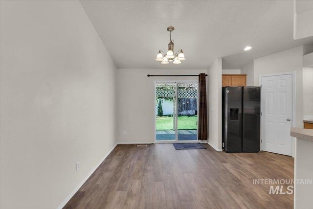 555 W Mulberry Loop, Nampa, ID 83686