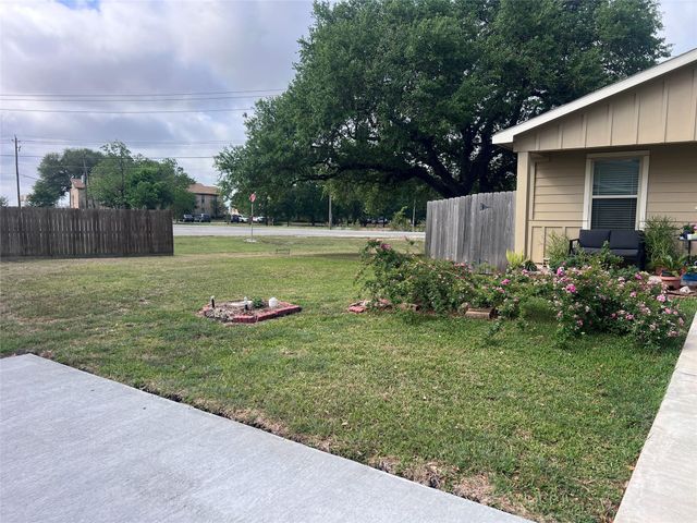 2847 Golf Crest Drive, Wharton, TX 77488