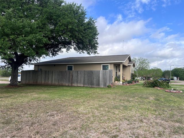 2847 Golf Crest Drive, Wharton, TX 77488