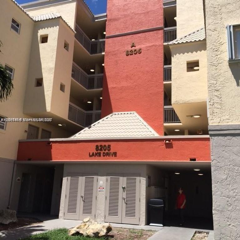 8205 Lake Dr 204, Doral, FL 33166