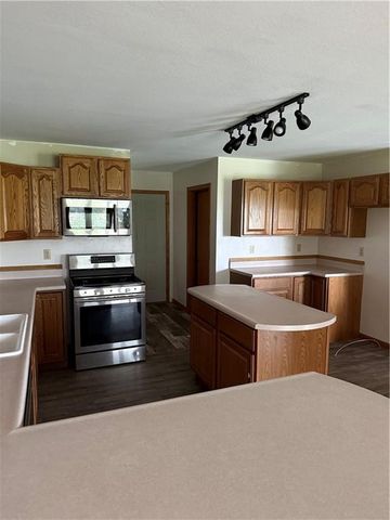 1011 N Arrowhead Drive, Burlington, KS 66839