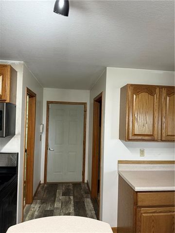 1011 N Arrowhead Drive, Burlington, KS 66839