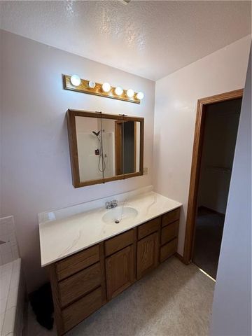 1011 N Arrowhead Drive, Burlington, KS 66839
