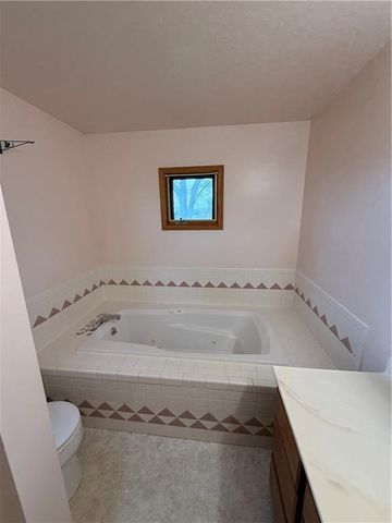 1011 N Arrowhead Drive, Burlington, KS 66839
