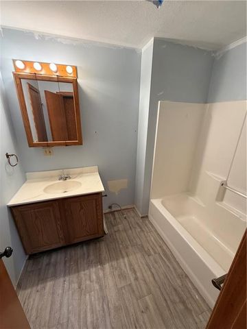 1011 N Arrowhead Drive, Burlington, KS 66839