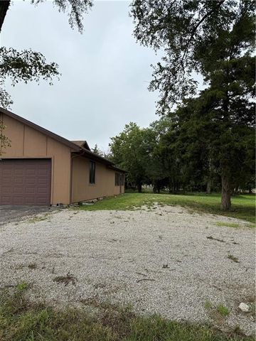 1011 N Arrowhead Drive, Burlington, KS 66839