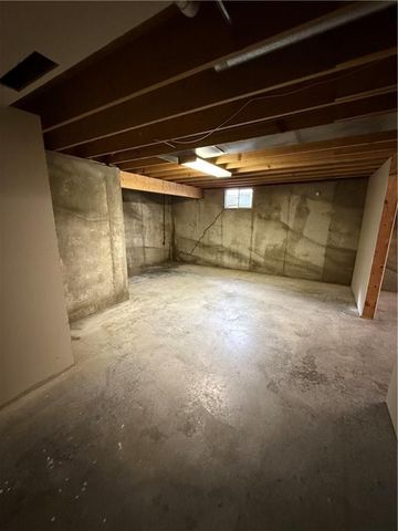 1011 N Arrowhead Drive, Burlington, KS 66839