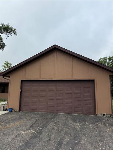 1011 N Arrowhead Drive, Burlington, KS 66839
