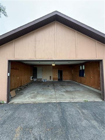 1011 N Arrowhead Drive, Burlington, KS 66839