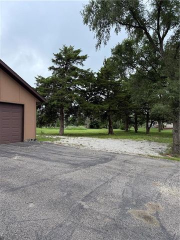 1011 N Arrowhead Drive, Burlington, KS 66839