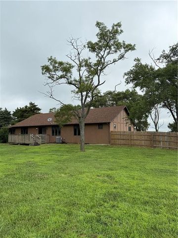 1011 N Arrowhead Drive, Burlington, KS 66839