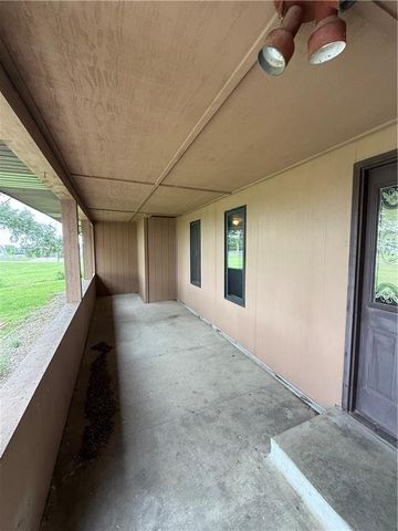 1011 N Arrowhead Drive, Burlington, KS 66839