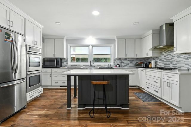 26 33rd Avenue NW, Hickory, NC 28601