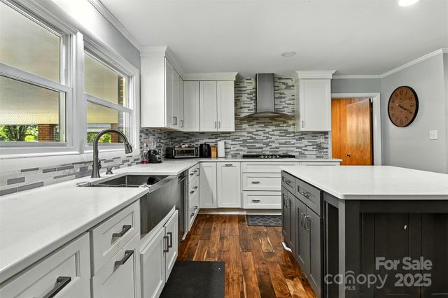 26 33rd Avenue NW, Hickory, NC 28601
