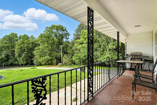 26 33rd Avenue NW, Hickory, NC 28601