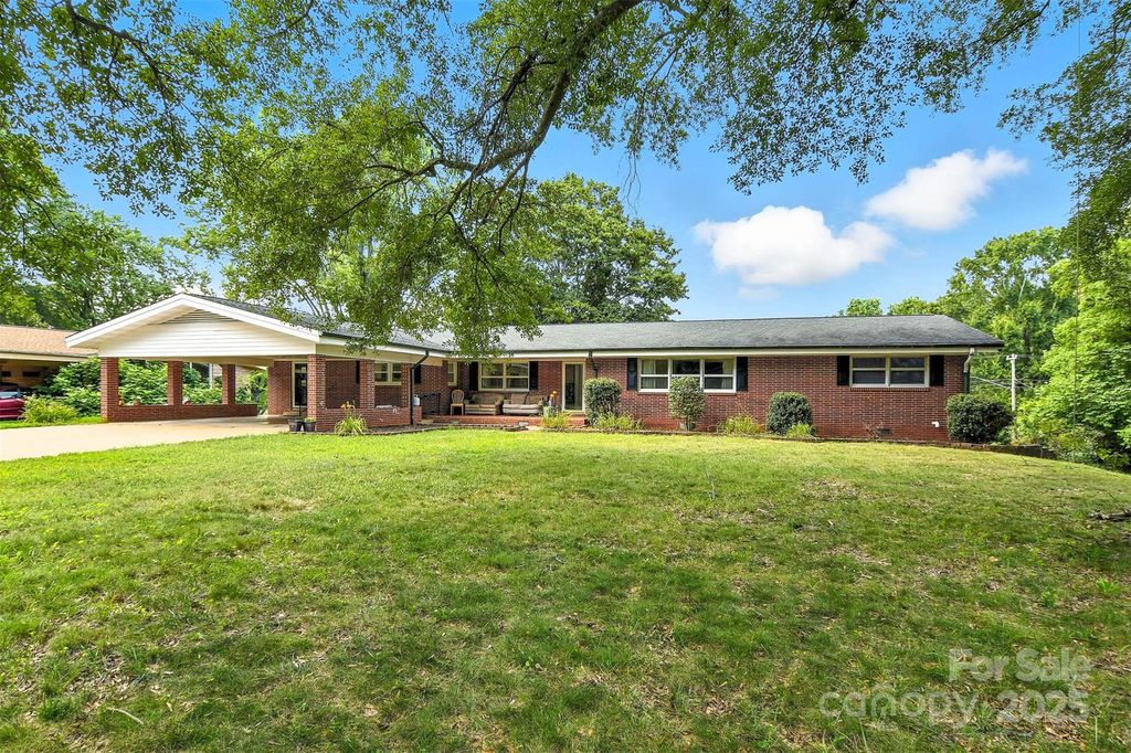26 33rd Avenue NW, Hickory, NC 28601