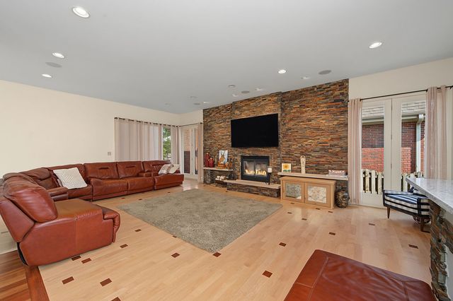 1915 S Washington Avenue, Park Ridge, IL 60068