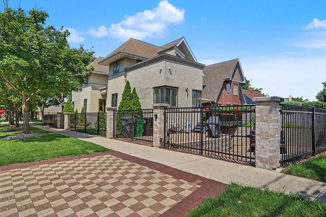 1915 S Washington Avenue, Park Ridge, IL 60068