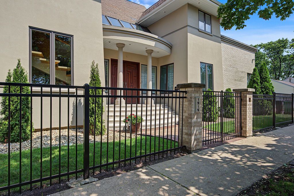 1915 S Washington Avenue, Park Ridge, IL 60068