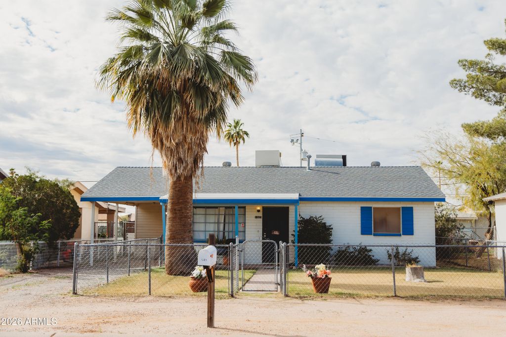 Image 1 of property listing at 1323 N Center Avenue, Casa Grande, AZ 85122
