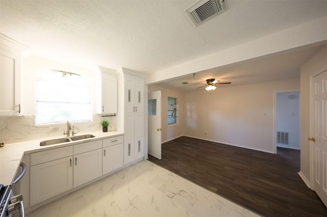 7917 N Martin Luther King Avenue, Hitchcock, TX 77563