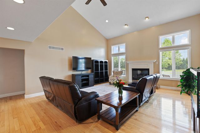 32321 Liparoto Drive, Rockwood, MI 48173