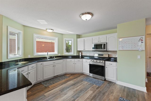 32321 Liparoto Drive, Rockwood, MI 48173