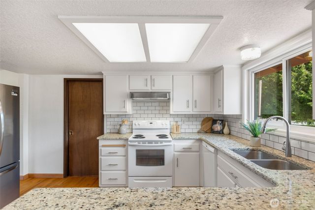 20229 24th Avenue W, Lynnwood, WA 98036
