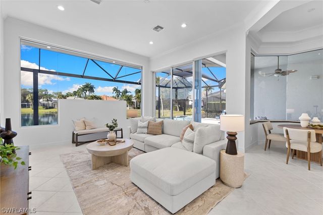 1624 Manchester CT, Naples, FL 34109