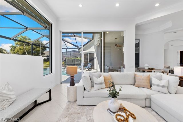 1624 Manchester CT, Naples, FL 34109