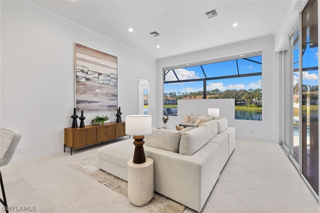 1624 Manchester CT, Naples, FL 34109