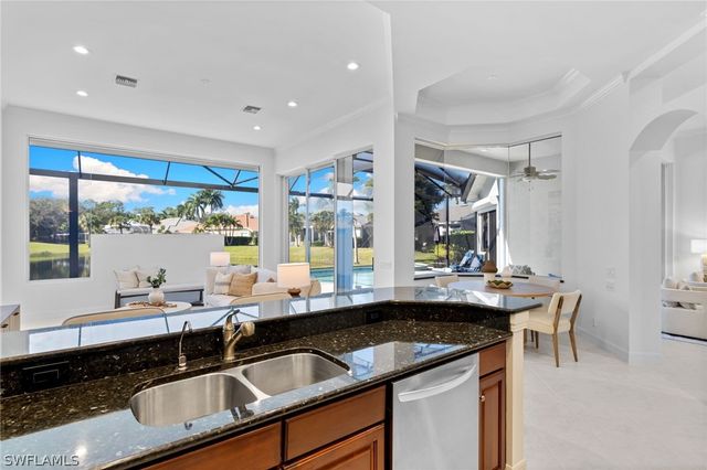 1624 Manchester CT, Naples, FL 34109