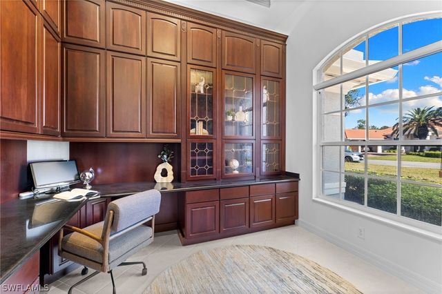 1624 Manchester CT, Naples, FL 34109